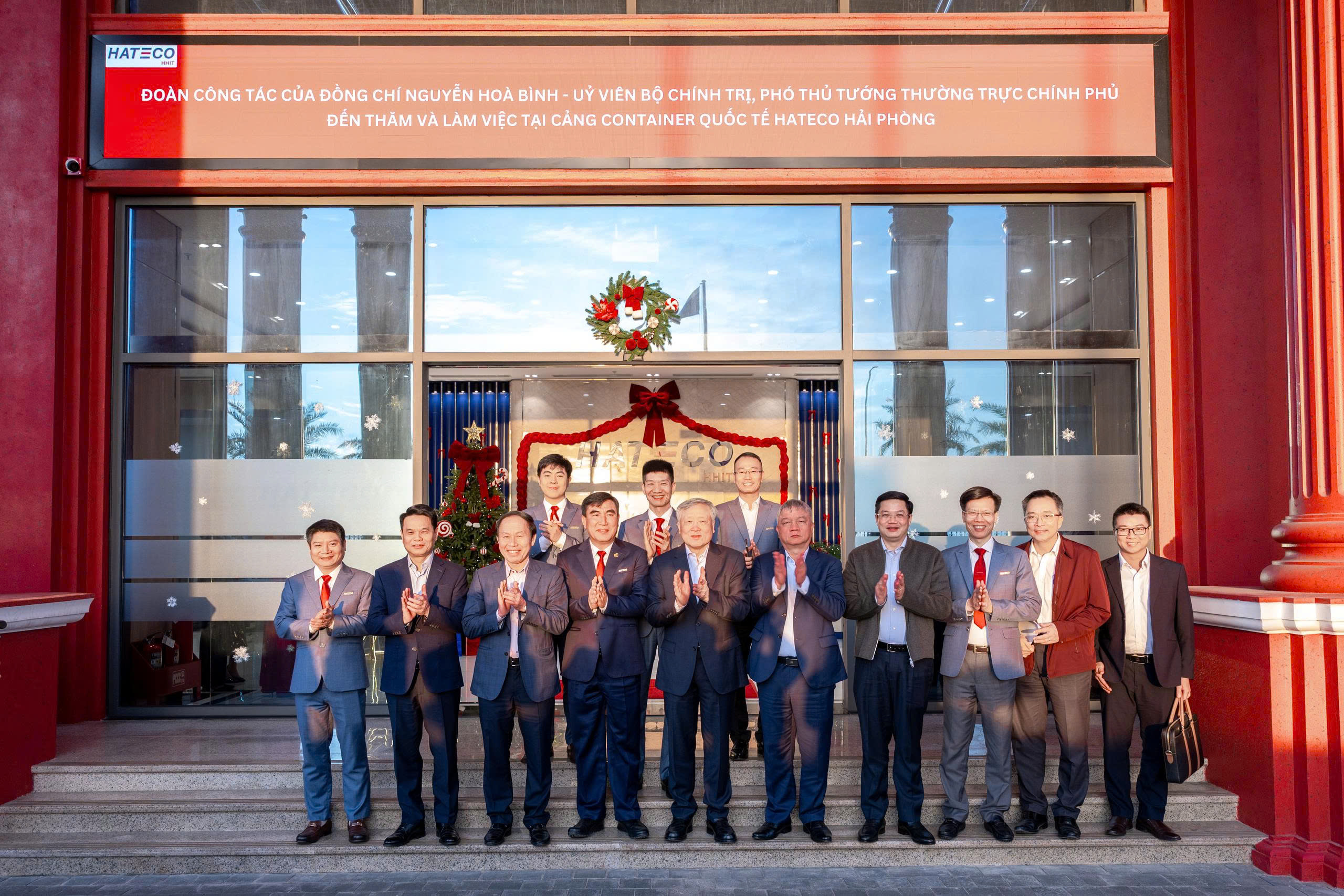 DEPUTY PRIME MINISTER NGUYEN HOA BINH INSPECTS AND GUIDES DEVELOPMENT OF HATECO HAIPHONG INTERNATIONAL CONTAINER TERMINAL